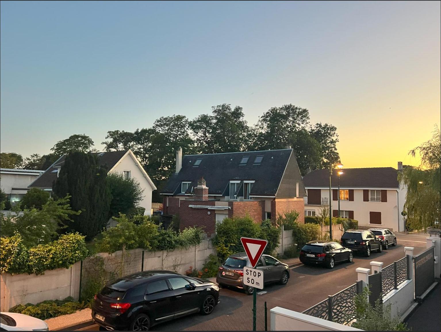 Belle Maison Avec Jardin ! Bezannes Luaran gambar